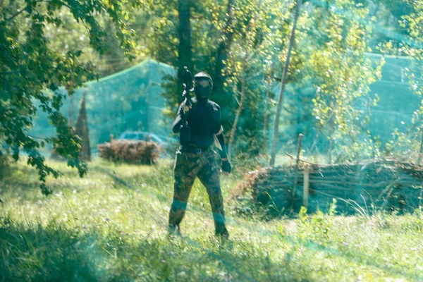 Orman Manzaralı Ormanda Paintball Oyuncusu Maske Işaret Takarak Oyun Kuruyor — Stok fotoğraf