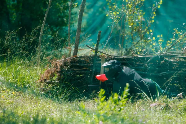 Orman Manzaralı Ormanda Paintball Oyuncusu Maske Işaret Takarak Oyun Kuruyor — Stok fotoğraf