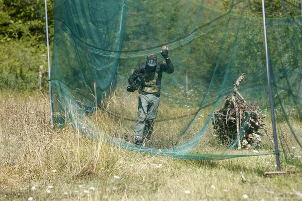 Woodball Paintball Játékos Erdős Táj Kültéri Beállítás Maszk Marker Akcióban — Stock Fotó