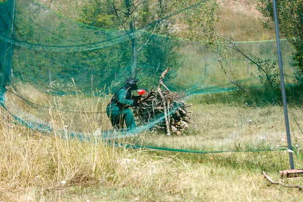 Woodball Paintball Spelare Skogslandskap Utomhus Miljö Med Mask Och Markör — Stockfoto