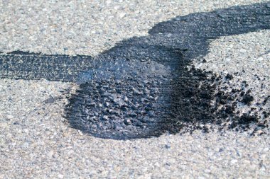 Patlamadan sonra asfaltta taranmış. Yüksek kalite fotoğraf