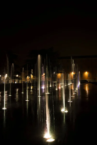劇場の谷の前にあるレッジョ エミリアの勝利広場トリコロール ライト ファウンテン 高品質の写真 — ストック写真