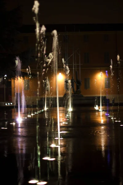 Reggio Emilia Plac Zwycięstwa Przed Dolinami Teatru Trójkolorowa Fontanna Świetlna — Zdjęcie stockowe