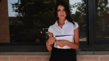Güzel esmer İtalyan sekreter kız açık havada tablet kullanıyor.