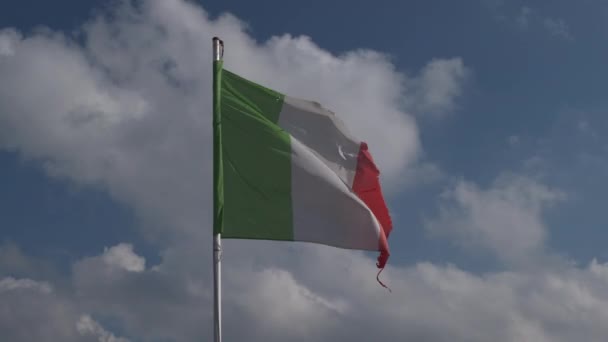 青い空に揺れるイタリア国旗 — ストック動画