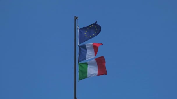 イタリアのヨーロッパとフランスの旗が風に吹かれて旗竿 — ストック動画
