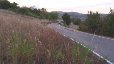 Virajlardaki karanlığı aydınlatan ralli arabasının farları.