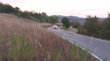Virajlardaki karanlığı aydınlatan ralli arabasının farları.