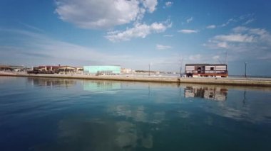Akdeniz 'de doğumu olan Riccione yakınlarındaki Cattolica iskelesi.