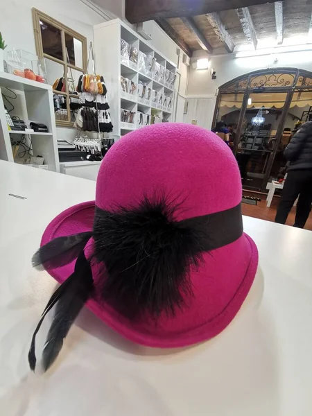 Pembe Fuşya Kadın Şapkası Siyah Bant Fiyonk Yüksek Kalite Fotoğraf — Stok fotoğraf