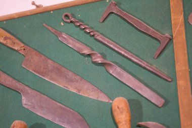 Duvarda asılı ahşap işçiliği aletleri. Yüksek kalite fotoğraf