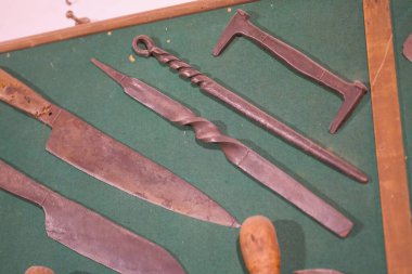 Duvarda asılı ahşap işçiliği aletleri. Yüksek kalite fotoğraf