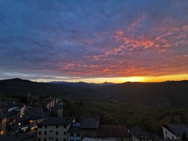 Tepelerdeki MonteFiorino Modena şatosundan günbatımının manzarası. Yüksek kalite fotoğraf