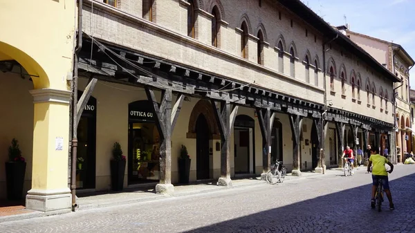 有木制柱子的Cento Ferrara拱廊 高质量的照片 — 图库照片
