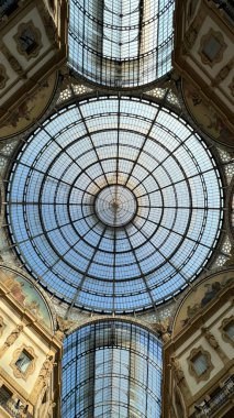 Vittorio Emanuele II galerisinin Milan cam ve metal çatısı. Yüksek kalite fotoğraf