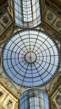Vittorio Emanuele II galerisinin Milan cam ve metal çatısı. Yüksek kalite fotoğraf