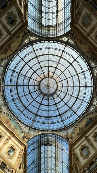 Vittorio Emanuele II galerisinin Milan cam ve metal çatısı. Yüksek kalite fotoğraf