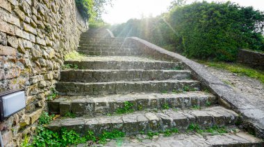 Taş duvarlı eski ortaçağ taş merdivenleri. Yüksek kalite fotoğraf