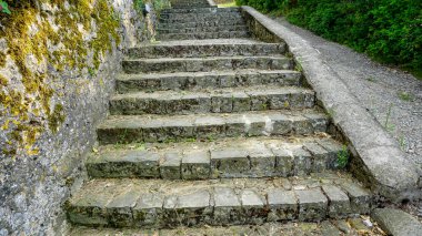Taş duvarlı eski ortaçağ taş merdivenleri. Yüksek kalite fotoğraf