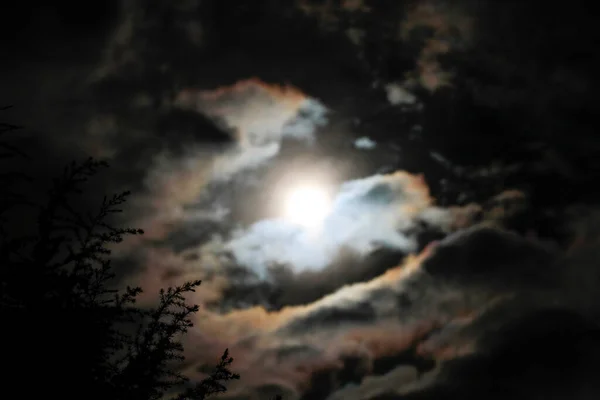 满月穿过云层 照亮了整个月亮 高质量的照片 — 图库照片
