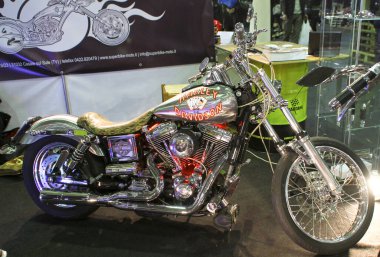 Verona, İtalya - 2018 01 16 Verona Bisiklet Fuarı Özel ve Bisikletli güzel esmer kız. Yüksek kalite fotoğraf