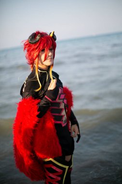Rimini, İtalya: 18 07 2017: RIMINI COMICS COSPLAY 2019 ücretsiz kostüm etkinliği kırmızı peruklu çocuk. Yüksek kalite fotoğraf