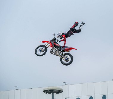 Milano, İtalya - 2021 11: Eicma Milano Bisiklet Fuarı Serbest Motokros numaraları. Yüksek kalite fotoğraf