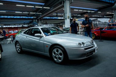 Modena, İtalya - 2021 07 04: Motor Vadisi Festivali arabası Alfa Romeo Gtv ile buluşuyor. Yüksek kalite fotoğraf