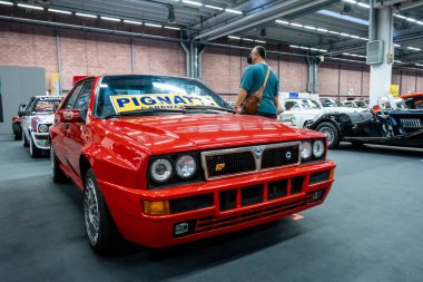 Modena, İtalya - 2021 07 04: Motor Vadisi Festivali aracı Lancia Delta Evoluzione ile buluşuyor. Yüksek kalite fotoğraf