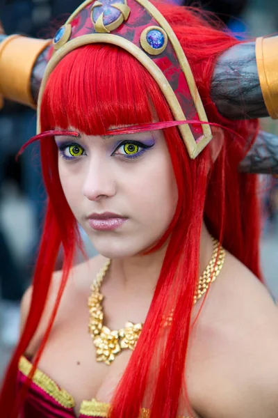 Lucca, İtalya - 2018 10 31: Lucca Comics ücretsiz kostüm etkinliği şehir viking kızı etrafında. Yüksek kalite fotoğraf