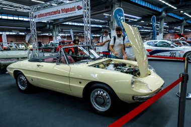 Modena, İtalya - 2021 07 04: Motor Vadisi Festivali arabası Alfa Romeo Duetto ile buluşuyor. Yüksek kalite fotoğraf
