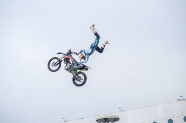 Milano, İtalya - 2021 11: Eicma Milano Bisiklet Fuarı Serbest Motokros numaraları. Yüksek kalite fotoğraf