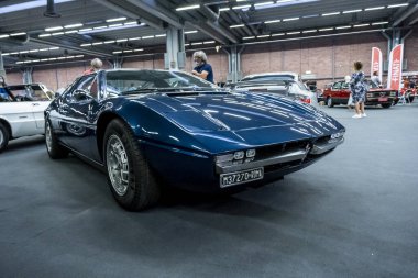 Modena, İtalya - 2021 07 04: Motor Vadisi Festivali arabası Maserati Ghibli ile buluşuyor. Yüksek kalite fotoğraf