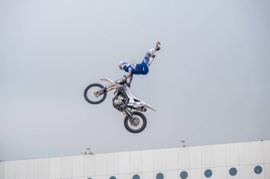 Milano, İtalya - 2021 11: Eicma Milano Bisiklet Fuarı Serbest Motokros numaraları. Yüksek kalite fotoğraf