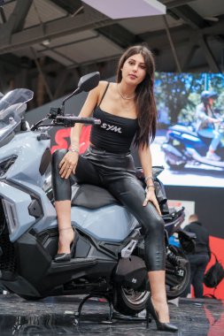 Milano, İtalya - 2021 11: Eicma Milano Bisiklet Fuarı Esmer Maria Laura de Vitis kızı. Yüksek kalite fotoğraf