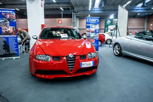 Modena, İtalya - 2021 07 04: Motor Vadisi Festivali arabası kırmızı Alfa Romeo Giulietta GTA ile buluşuyor. Yüksek kalite fotoğraf