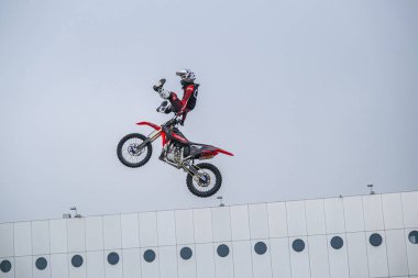 Milano, İtalya - 2021 11: Eicma Milano Bisiklet Fuarı Serbest Motokros numaraları. Yüksek kalite fotoğraf