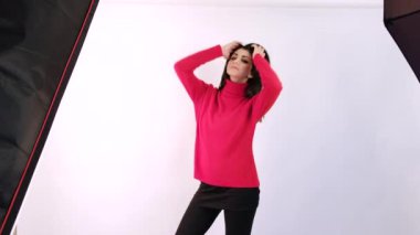 Güzel İtalyan esmer kız fotoğraf stüdyosunda poz veriyor.