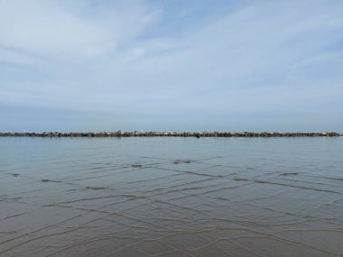 Kışın kumsalda deniz kıyısı ve dalgalar. Yüksek kalite fotoğraf