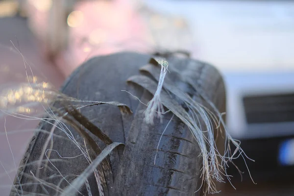 Dryfujące Opony Samochodowe Zniszczone Sesji Sportowej Drutem Stalowym Zapiętym Jako — Zdjęcie stockowe