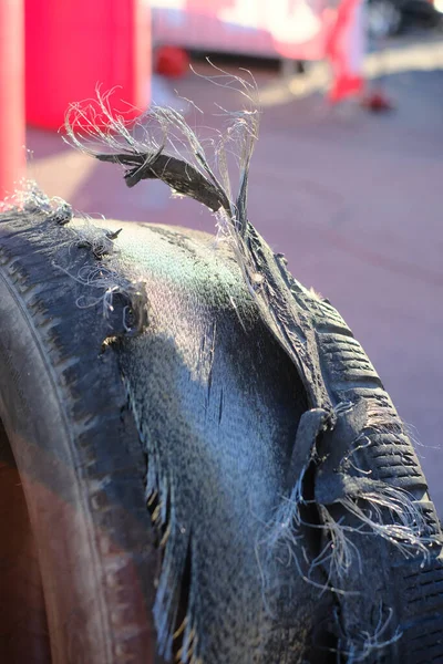 Шины Дрейфующих Автомобилей Уничтожены После Спортивной Сессии Стальной Проволокой Закрепленной — стоковое фото