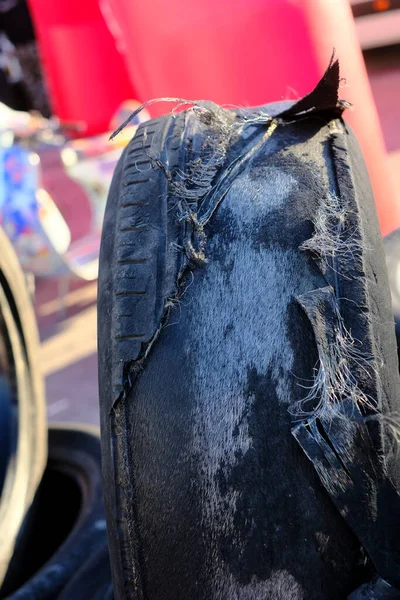 Шины Дрейфующих Автомобилей Уничтожены После Спортивной Сессии Стальной Проволокой Закрепленной — стоковое фото