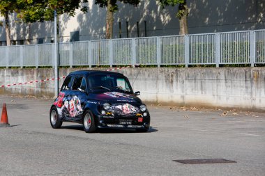 Bibbiano-Reggio Emilia Italy - 07: 15 2015: Fiat 500 şehir meydanında klasik arabaların ücretsiz mitingi. Yüksek kalite fotoğraf