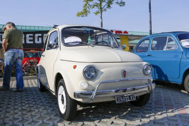 Bibbiano-Reggio Emilia Italy - 07: 15 2015: Fiat 500 şehir meydanında klasik arabaların ücretsiz mitingi. Yüksek kalite fotoğraf
