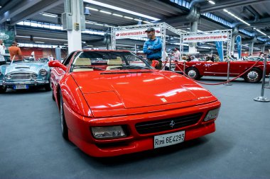 Modena, İtalya - 2021 07 04: Motor Vadisi Festivali arabası Ferrari 348 ile buluşuyor. Yüksek kalite fotoğraf