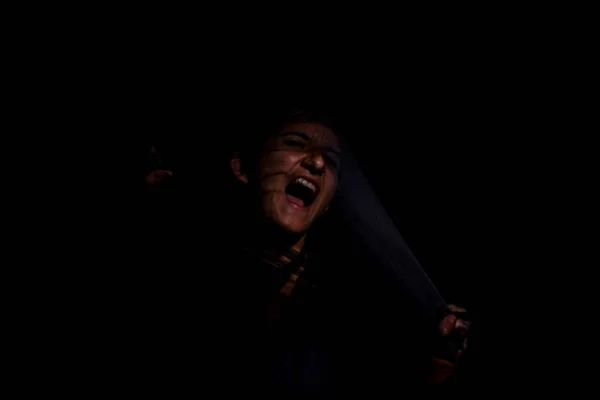 Дівчина Позує Чорним Рушником Гніві Траурного Обличчя Високоякісна Фотографія — стокове фото