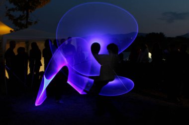 Lucca, İtalya - 2018 10 31: Lucca Comics ücretsiz kostüm etkinliği şehrin etrafında hafif boyama kılıçlarıyla savaşıyor. Yüksek kalite fotoğraf