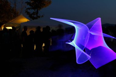 Lucca, İtalya - 2018 10 31: Lucca Comics ücretsiz kostüm etkinliği şehrin etrafında hafif boyama kılıçlarıyla savaşıyor. Yüksek kalite fotoğraf