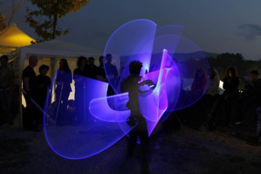 Lucca, İtalya - 2018 10 31: Lucca Comics ücretsiz kostüm etkinliği şehrin etrafında hafif boyama kılıçlarıyla savaşıyor. Yüksek kalite fotoğraf