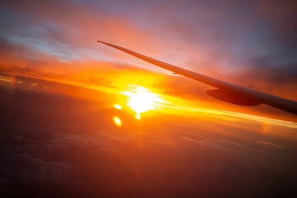 Lever Soleil Par Fenêtre Avec Aile Avion Intercontinentale Photo Haute — Photo